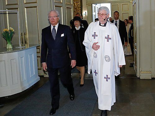 Kungaparet anländer till ljusgudstjänsten i Storkyrkan tillsammans med domprost Hans Ulfvebrand.