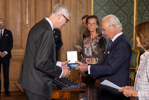 Justitieråd Anders Eka förlänades H.M. Konungens medalj 12:e storleken med kedja. 