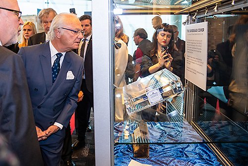 Efter invigningen av Stockholmia 2019 fick Kungen en visning av frimärksutställningen. 