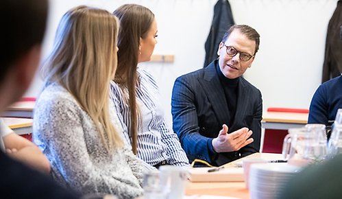 Prins Daniel i samtal med studenter på Mälardalens högskola.
