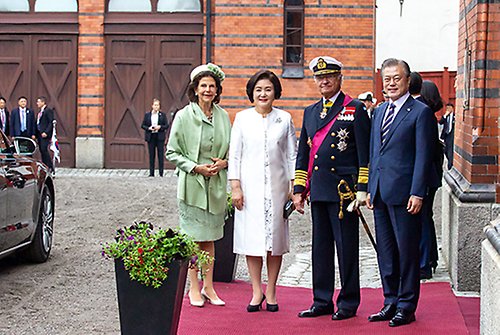 Kungaparet tar emot presidentparet vid H.M. Konungens hovstall.