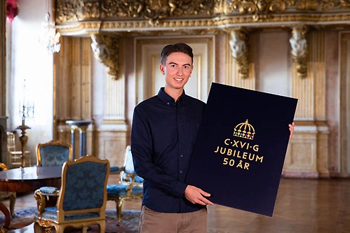 KTH-studenten Elis Nyström har formgivit emblemet för jubileumsåret 2023.