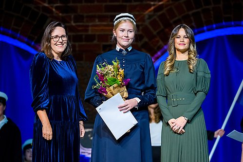 Prinsessan Sofia och dekan Unn-Britt Johansson tillsammans med stipendiaten Amanda Olsson vid examensceremonin i Stadshuset. 