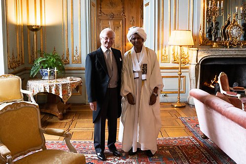 Kungen tillsammans med Sudans ambassadör Mohamed Isa Edam Balila.