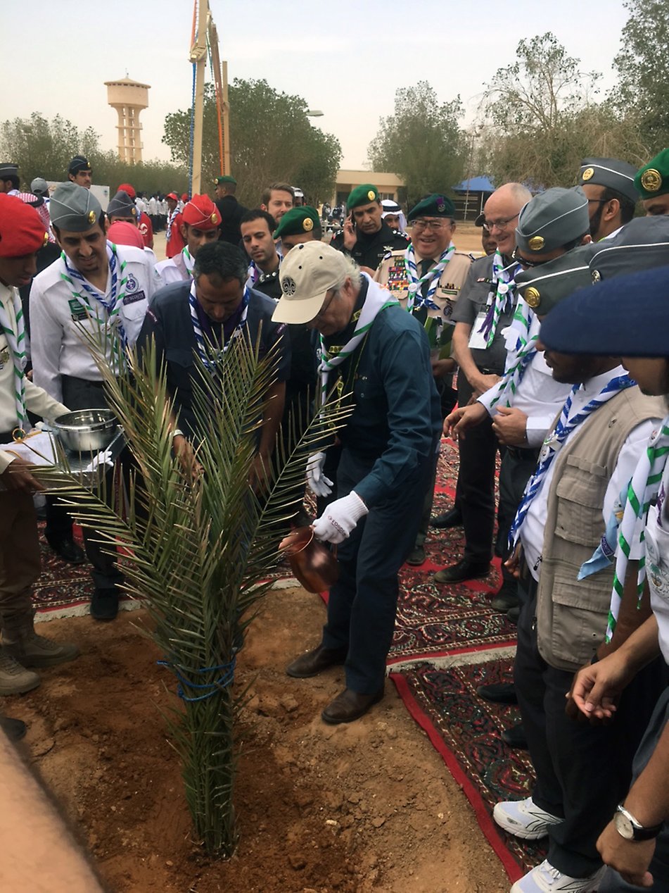 Besöket på scoutlägret utanför Riyadh avslutades med en symbolisk plantering av en palm. 