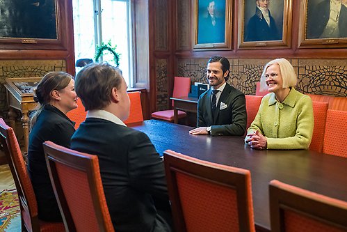 Prinsen och fondens ordförande Elisabeth Olhager i samtal med vice ordförande Ankie Björk Harris och hennes son Dean, 16 år, som föddes mycket för tidigt. 