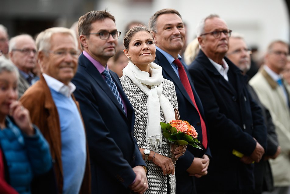 Kronprinsessan tillsammans med Per Petersson, ordförande för Skördefesten, och Borgholms kommunalråd Ilko Corkovic, vid invigningen av Skördefesten på torget i Borgholm.
