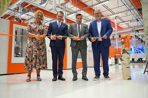Invigningen av Synsam Groups nya fabrik ägde rum i närvaro av Prins Daniel, landshövding Marita Ljung, verkställande direktör Håkan Lundstedt och statsrådet Karl-Petter Thorwaldsson.