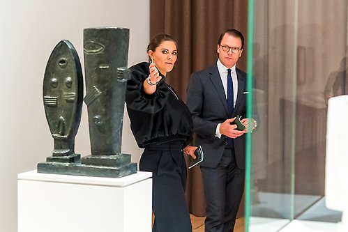 Kronprinsessparet beser Alberto Giacomettis skulptur och måleri på Moderna museet i Stockholm. 