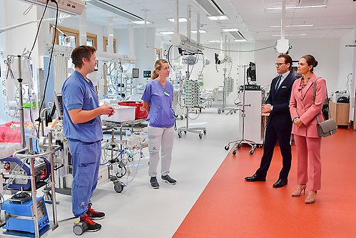 Kronprinsessparet i samtal med Lars Falk, chef vid ECMO-centrum, och specialistsjuksköterska Mia Persson i de helt nya lokalerna som ännu ej har patienter. 