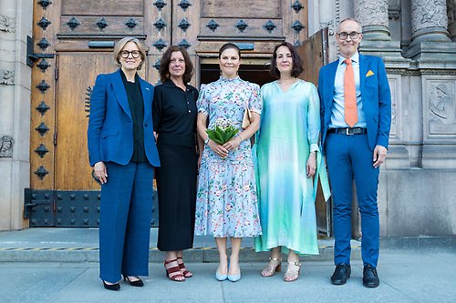 Kronprinsessan hälsades välkommen till Nordiska museet av ordförande Hans Malmsten, styresman Sanne Houby-Nielsen, Skansenchefen Maria Groop Russel och vänföreningens verksamhetschef Clara Block-Hane.