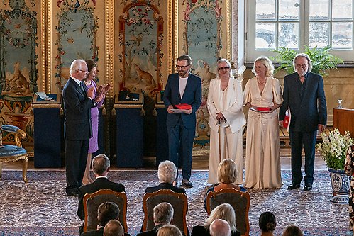 För första gången i modern tid ägde i dag en ordensförläningsceremoni rum under vilken kungliga svenska riddarordnar delades ut till svenska medborgare.