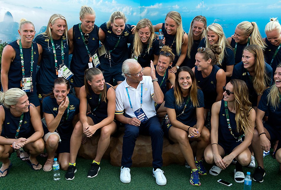 Dagen efter vinsten mot Brasilien träffade Kungen det svenska fotbollslandslaget i OS-byn. 