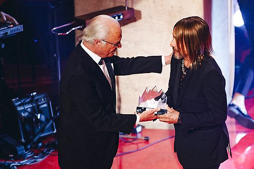 Artisten Iggy Pop fick ta emot 2022 års Polarpris ur Kungens hand. 