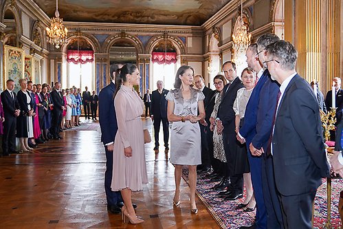 Kronprinsessparet hälsar på UD-medarbetare i Vita Havet på Kungl. Slottet. 
