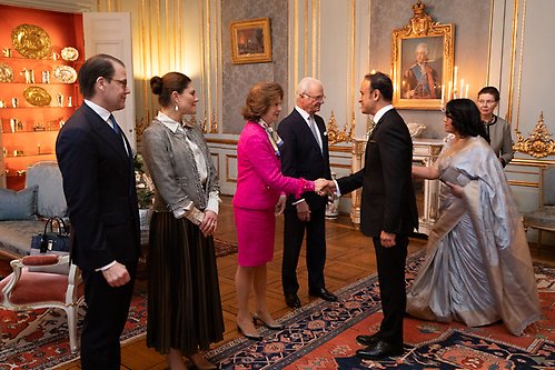 Kungaparet och Kronprinsessparet tar emot Bangladesh ambassadör Mehdi Hasan och Shanjida Khanam i Prinsessan Sibyllas våning.