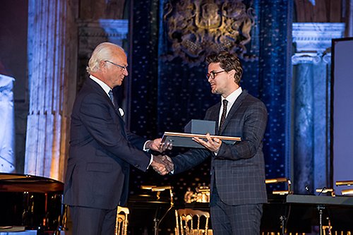 Kungen delar ut stipendium till dirigenten Emil Eliasson. 