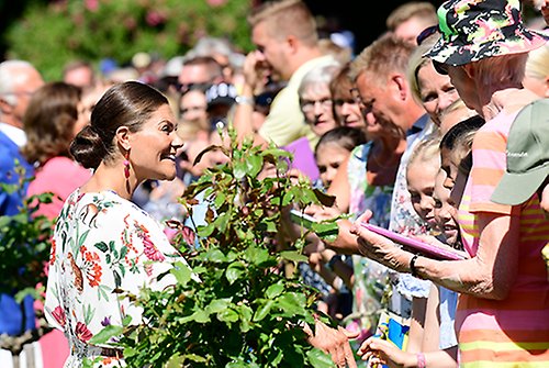 Kronprinsessan bland gratulanterna i Sollidens slottspark.