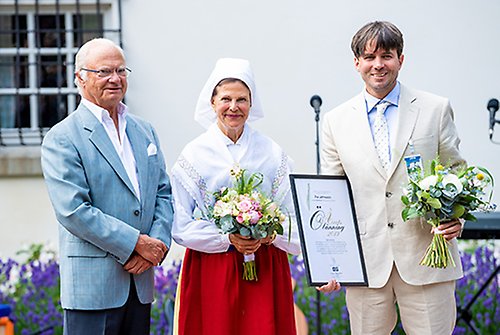 Kungaparet tillsammans med Årets ölänning, naturexperten Pav Johnsson vid Sollidens slott. 