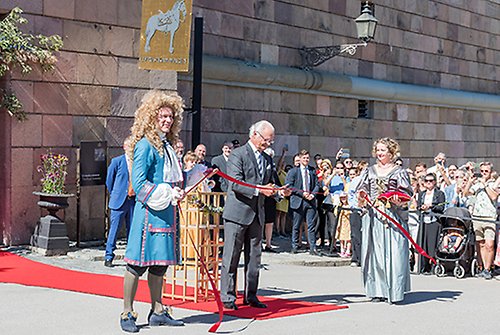 Kungen under invigningsceremonin utanför Livrustkammaren på Slottsbacken. 