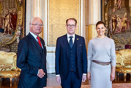 Kungen och Kronprinsessan tillsammans med utrikesminister Tobias Billström inför mötet på Kungl. Slottet.