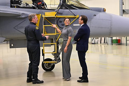 Kronprinsessparet tillsammans med Mikael Olsson, chef flygprov.