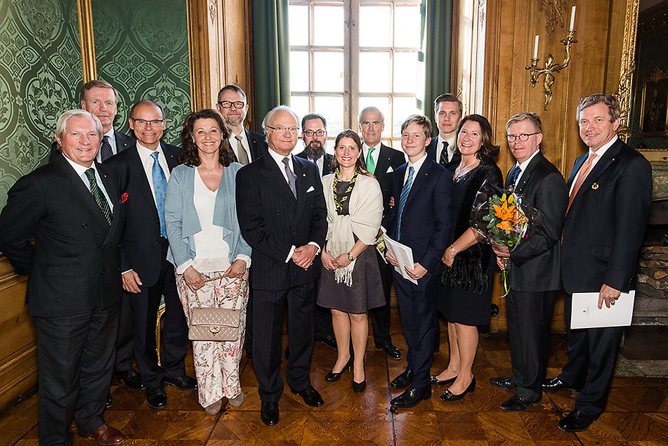 Kungen tillsammans med medlemmar ur Baden-Powell Fellows svenska gren. 