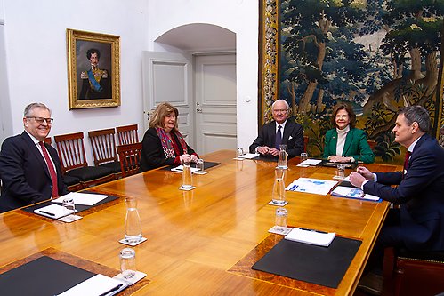 Kungaparet tillsammans med SOK:s representanter under mötet på Kungl. Slottet.
