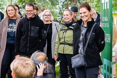 Kronprinsessparet fick information om stadsnära gårdsliv vid 4H-gårdar under Allemansrättens dag i Uppsala. 