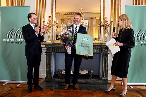 Prins Daniel och utrikeshandelsminister Anna Hallberg vid utdelningen av priset för Årets exportsuccé till Rikard Rodén, vd för företaget Nordic Biomaker.