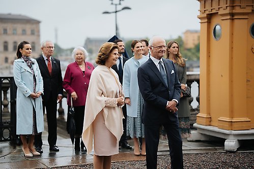 Kungafamiljen på Logården vid överlämningen av gåvan från Hovets personal. 