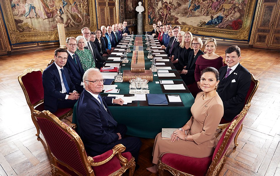 A Change of Government Council chaired by HM The King at the Royal Palace in 2022. The Council was attended by The Crown Princess, the Speaker of the Riksdag and the new Government.