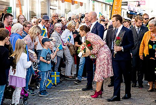 Kronprinsessparet hälsar på allmänheten under besöket i Alingsås. 