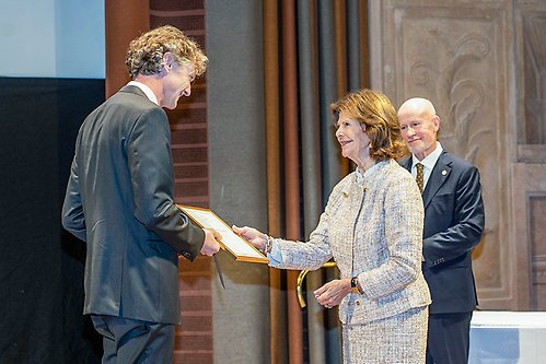 Professor Mikael Landén fick ta emot SSMF:s jubileumspris ur Drottningens hand. 