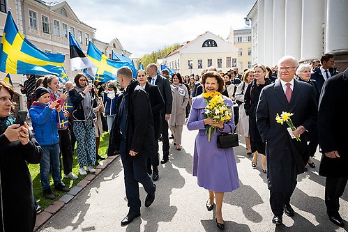 The King and Queen are welcomed to Tartu. 
